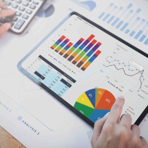 empresaria-usando-tableta-analizar-concepto-exito-estadisticas-estrategia-financiera-empresa-planificacion-futuro-sala-oficina (1)_11zon